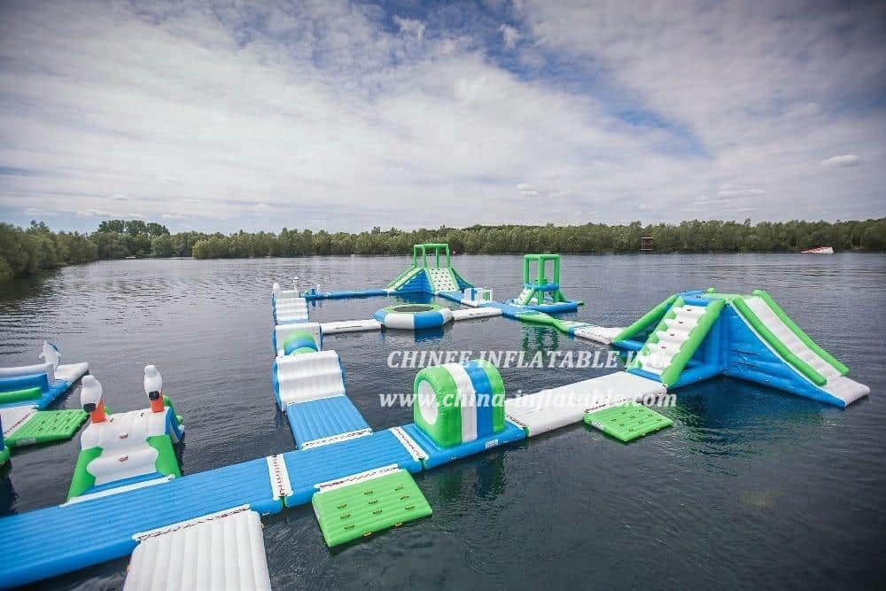 Parque acuático hinchable