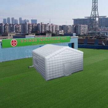 Tenda insuflável em forma de cubo
